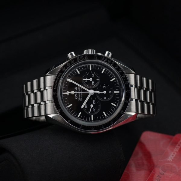 3312D-1. OMEGA Speedmaster Moonwatch Saphire 310.30.42.50.01.002 2025 Full Set 092025 LC Asien (1)